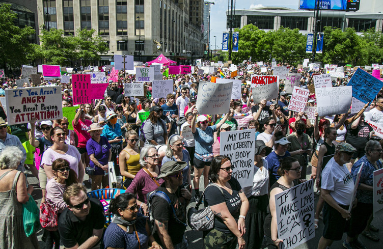 Des dizaines de milliers d'Américains défendent le droit d'avorter