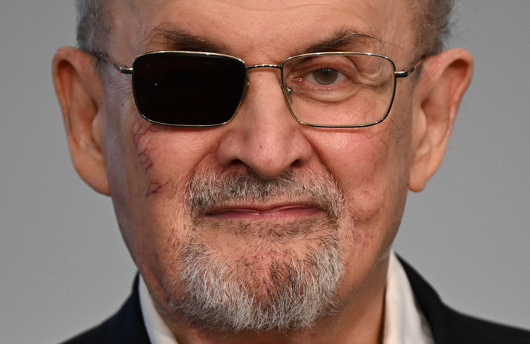Salman Rushdie appelle à la fin de la guerre entre Israël et Hamas