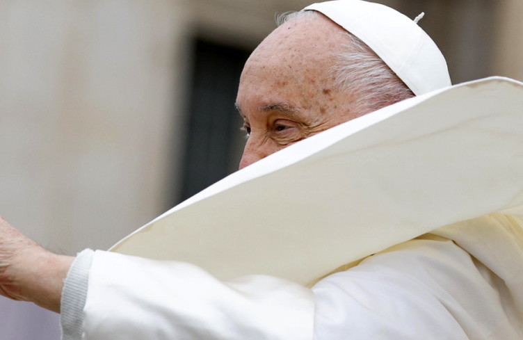 Un simple cercueil en bois: le nouveau rituel des obsèques papales