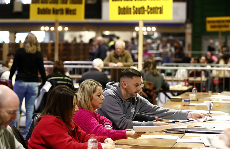 Législatives en Irlande: le centre droit à un siège de la majorité