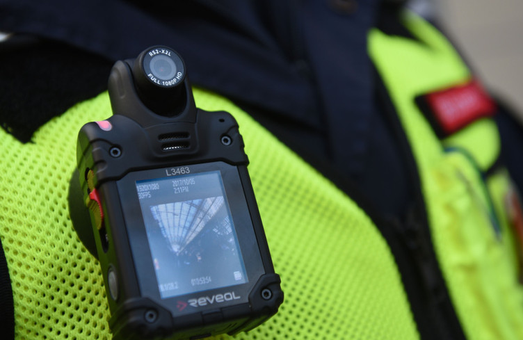 Le Valais veut introduire l'usage des caméras piétonnes dans la loi