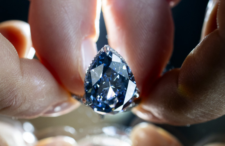 Un diamant bleu vendu plus de 25 millions de dollars à Genève