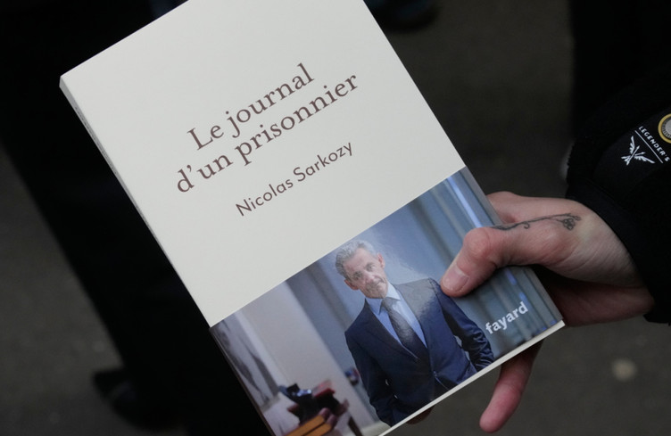 Sarkozy sort son « Journal d'un prisonnier » et le dédicace à Paris
