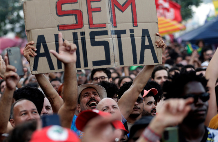 Les Brésiliens crient « non » à une réduction de peine de Bolsonaro