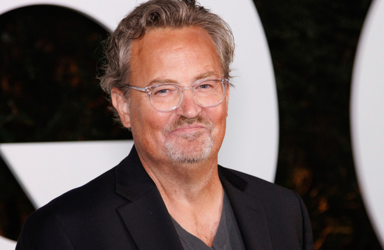 Un médecin lié à la mort de Matthew Perry assigné à résidence