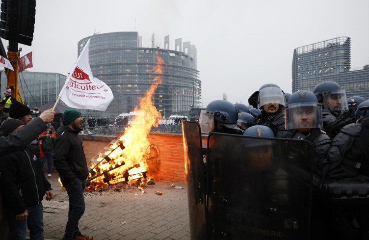 Des milliers d'agriculteurs européens en colère à Strasbourg