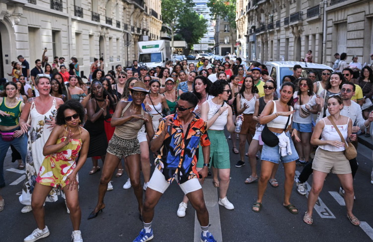 La France fête la musique sous une chaleur étouffante