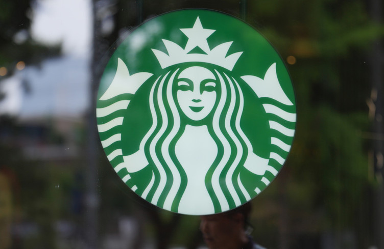 Fiasco publicitaire: Starbucks ferme temporairement 2000 cafés