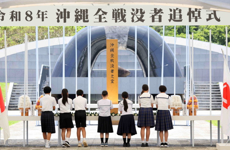 Pacifisme: la première ministre japonaise prise à partie