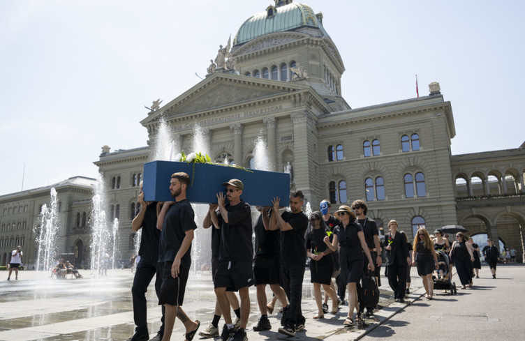 Marche funèbre de TeleBielingue sur la Place fédérale