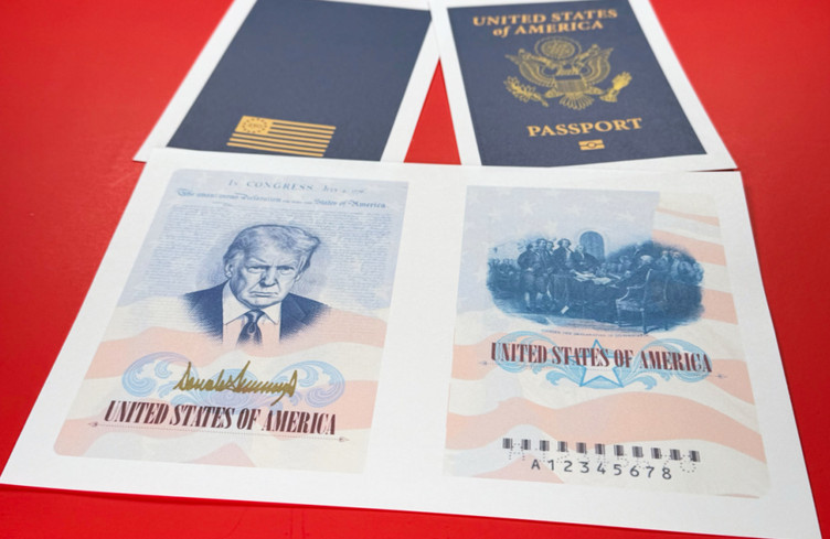 Trump dévoile un nouveau passeport américain avec sa photographie