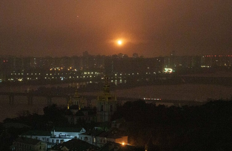 Ukraine: explosions à Kiev, visée par une attaque de missiles