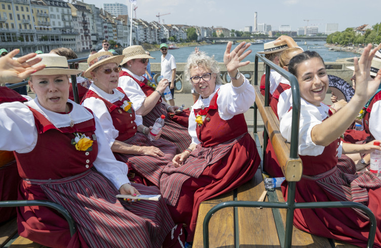 Fête fédérale de yodel: un cortège à travers Bâle sous la canicule