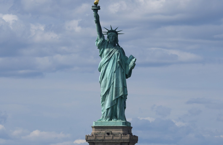 250 ans des Etats-Unis: la France illumine la statue de la Liberté