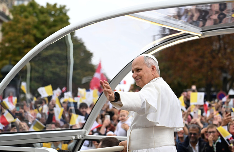 Porté par le succès populaire, Léon XIV est arrivé à Lourdes