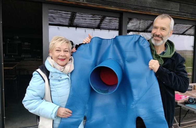 L'Aire de jeux avec André Kuenzy alias L'Homme bleu