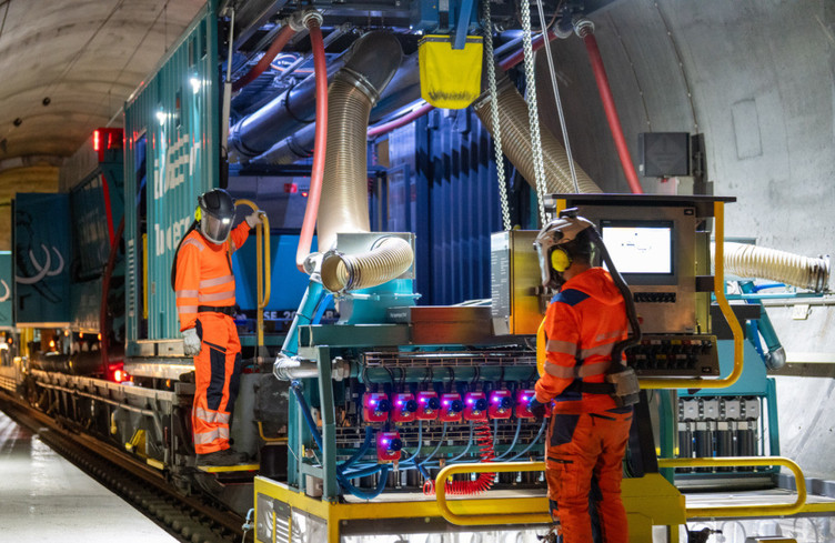 Train-aspirateur en action dans le tunnel de base du Gothard