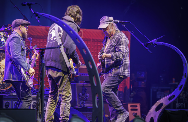 Neil Young réclame 10 millions de dollars à l'équipe Trump