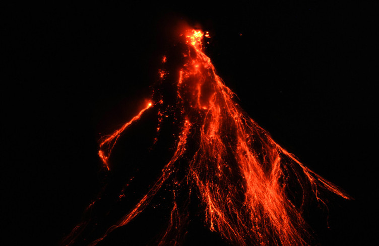 Philippines: le volcan Mayon entre en éruption