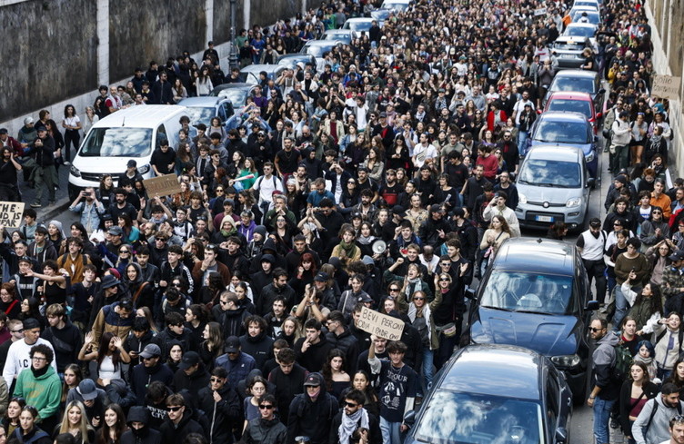 Italie: des milliers de jeunes et de travailleurs manifestent