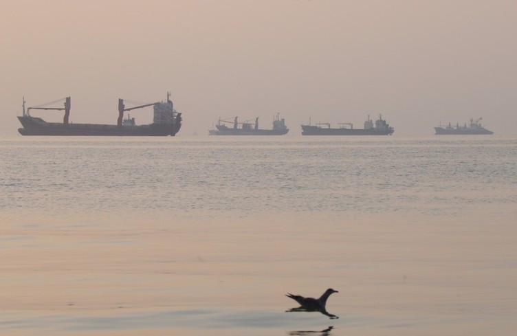 Un navire frappé par un projectile dans le golfe Persique