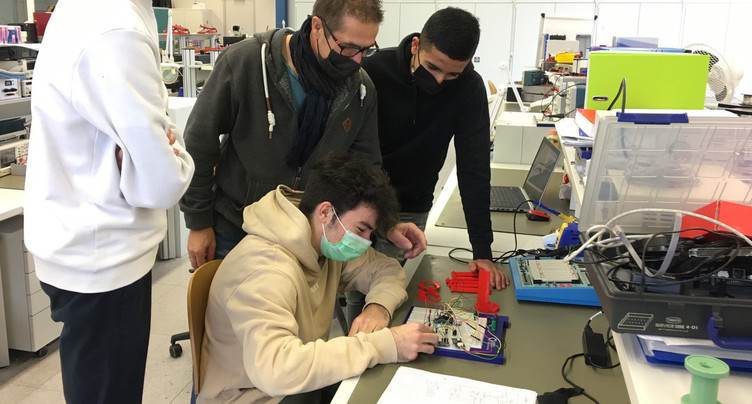 Des étudiants du CEJEF construisent un satellite