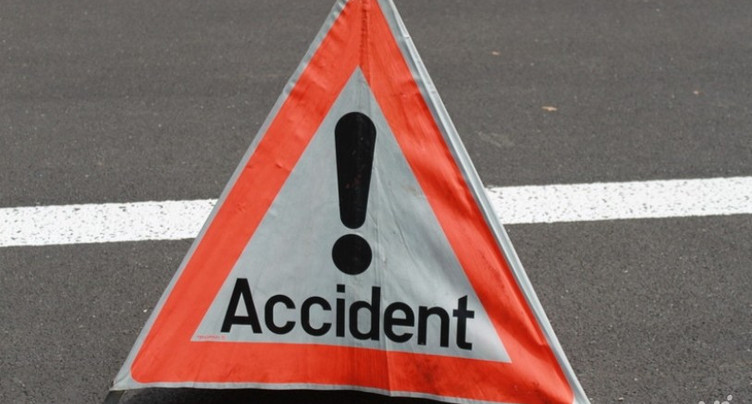 Un véhicule termine sa course sur le toit sur l’A16