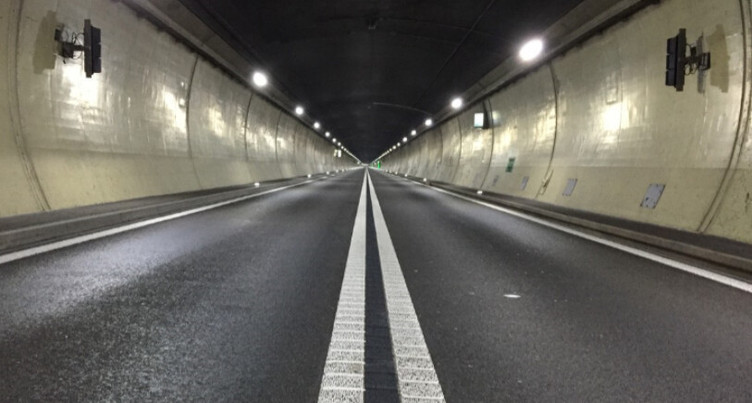  Un accident provoque une brève fermeture des tunnels du Mont-Russelin et du Mont-Terri 