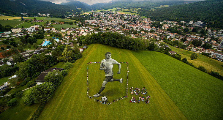 Saype a réalisé une œuvre pour le 100e anniversaire du FC Moutier