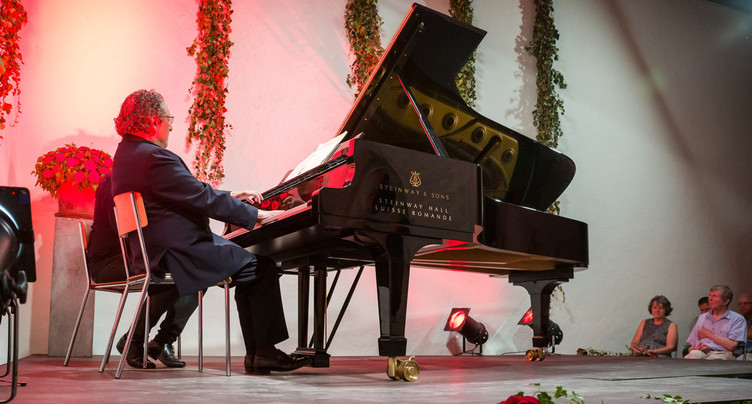 Public conquis à piano à St-Ursanne