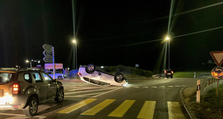 Une voiture finit sur le toit à Glovelier