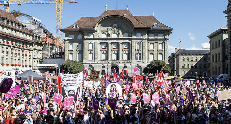 Réforme de l'AVS: les syndicats défilent à Berne