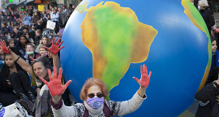 Des milliers de manifestants font pression pour le climat