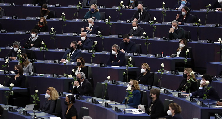 Le Parlement européen rend un dernier hommage à son président