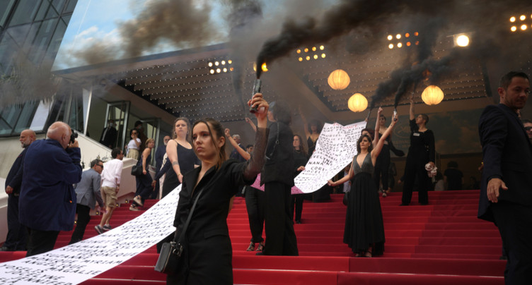 129 victimes de féminicides s'affichent sur le tapis rouge à Cannes