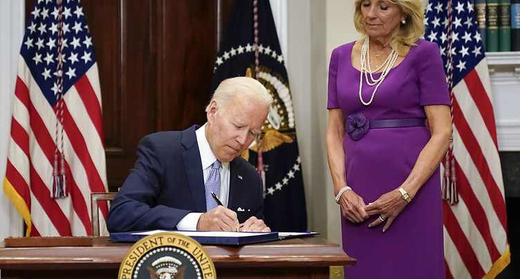 Biden signe la loi qui vise à limiter les violences par arme à feu
