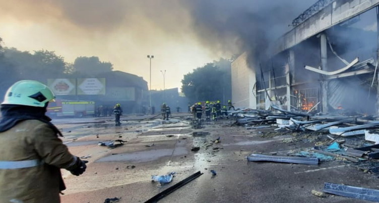 Ukraine: une frappe russe sur un centre commercial fait 13 morts, Zelensky dénonce un « acte terroriste »