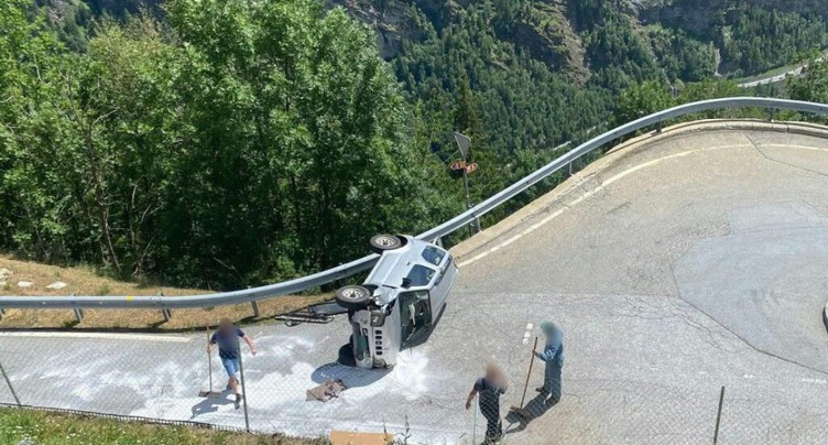 Un véhicule agricole dévale un talus en Valais, deux blessés graves