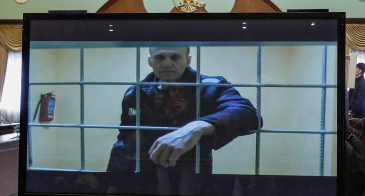 Séances « éducatives », couture: le quotidien de Navalny en prison