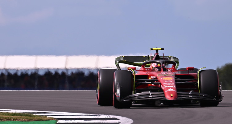 Sainz domine la deuxième séance d'essais libres en Grande-Bretagne