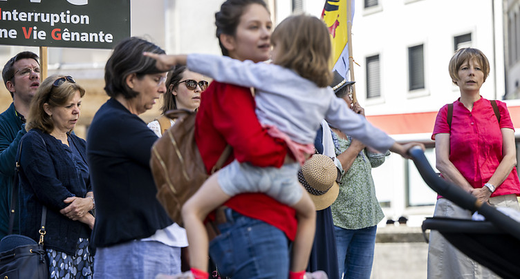 Les pro et anti-avortement se mobilisent en Suisse