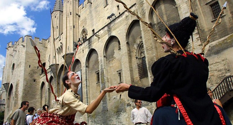 Le Festival d'Avignon démarre dans la joie, un oeil sur le virus