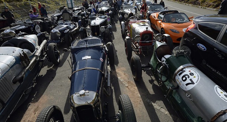 Plus de 560 voitures et motos historiques au col du Klausen