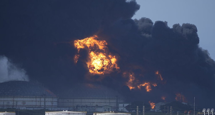 Au moins un mort dans le gigantesque incendie d'un dépôt pétrolier