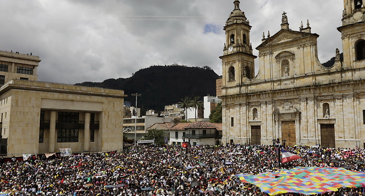 Gustavo Petro, premier président de gauche, a prêté serment