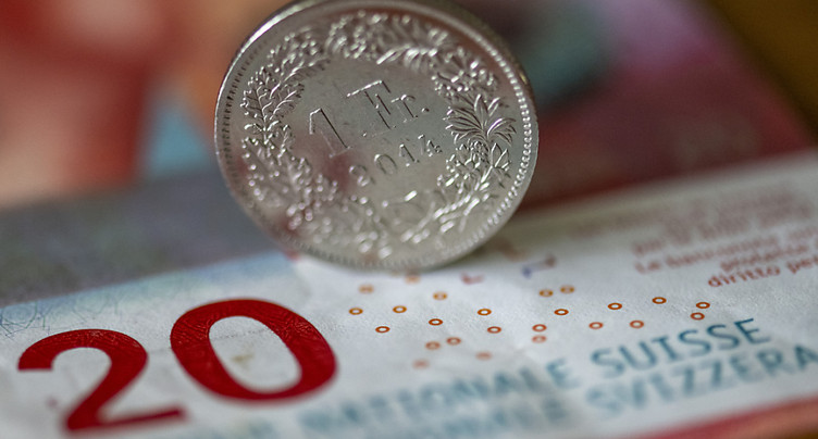 Le franc restera sous la parité avec l'euro ces prochains mois
