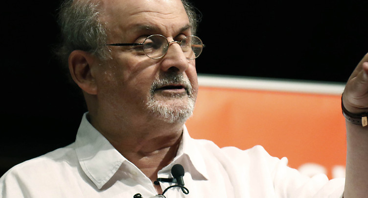 L'auteur Salman Rushdie attaqué sur scène dans l'Etat de New York