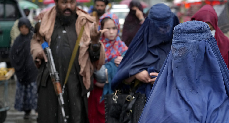 Un an de pouvoir des talibans: régression des droits et crise