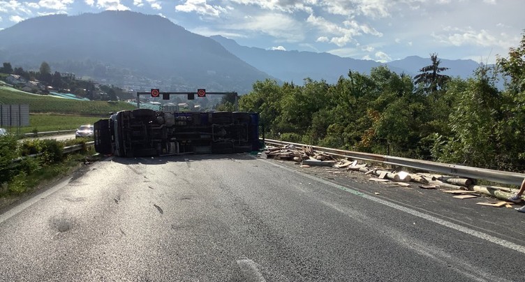 A9 entre Vevey et Montreux: poids lourd renversé
