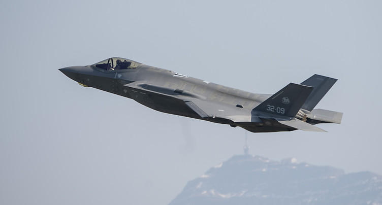 Plus de 120'000 signatures déposées contre le F-35